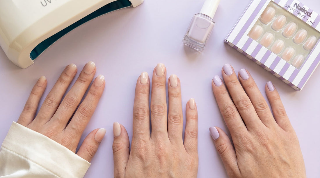 Trois mains côte à côte, press-on nails nude, gel et vernis classique