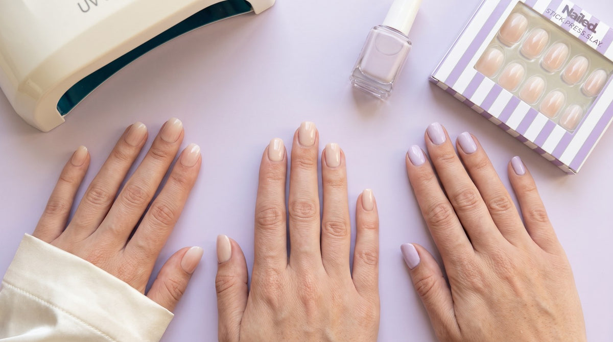 Trois mains côte à côte, press-on nails nude, gel et vernis classique