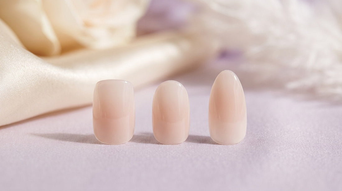 Trois press-on nails nude debout : carré court, ovale court et amande