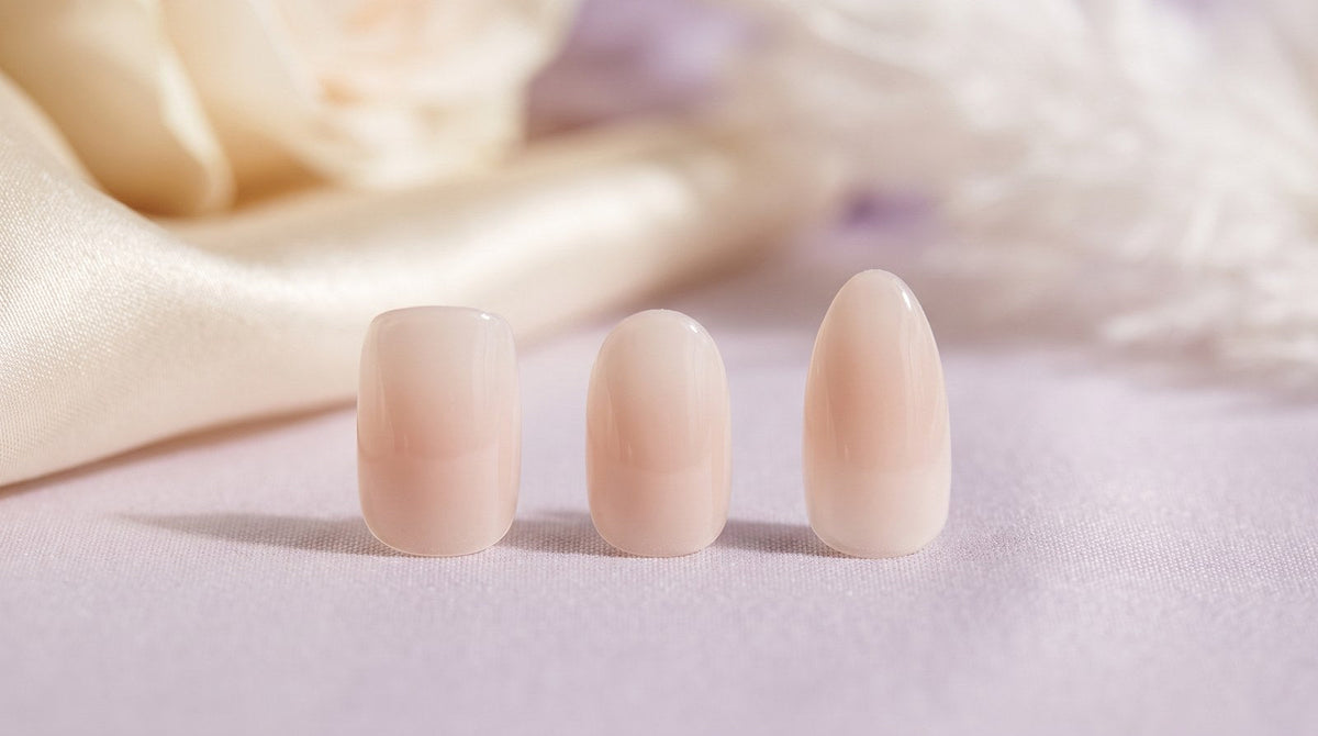 Trois press-on nails nude debout : carré court, ovale court et amande