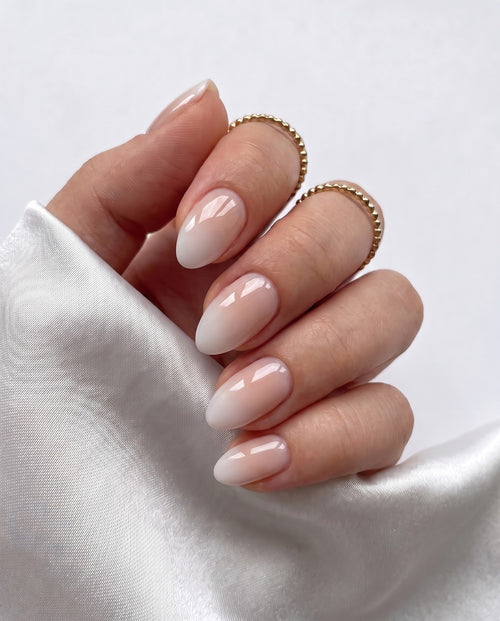 Press-on nails Blush, gros plan main