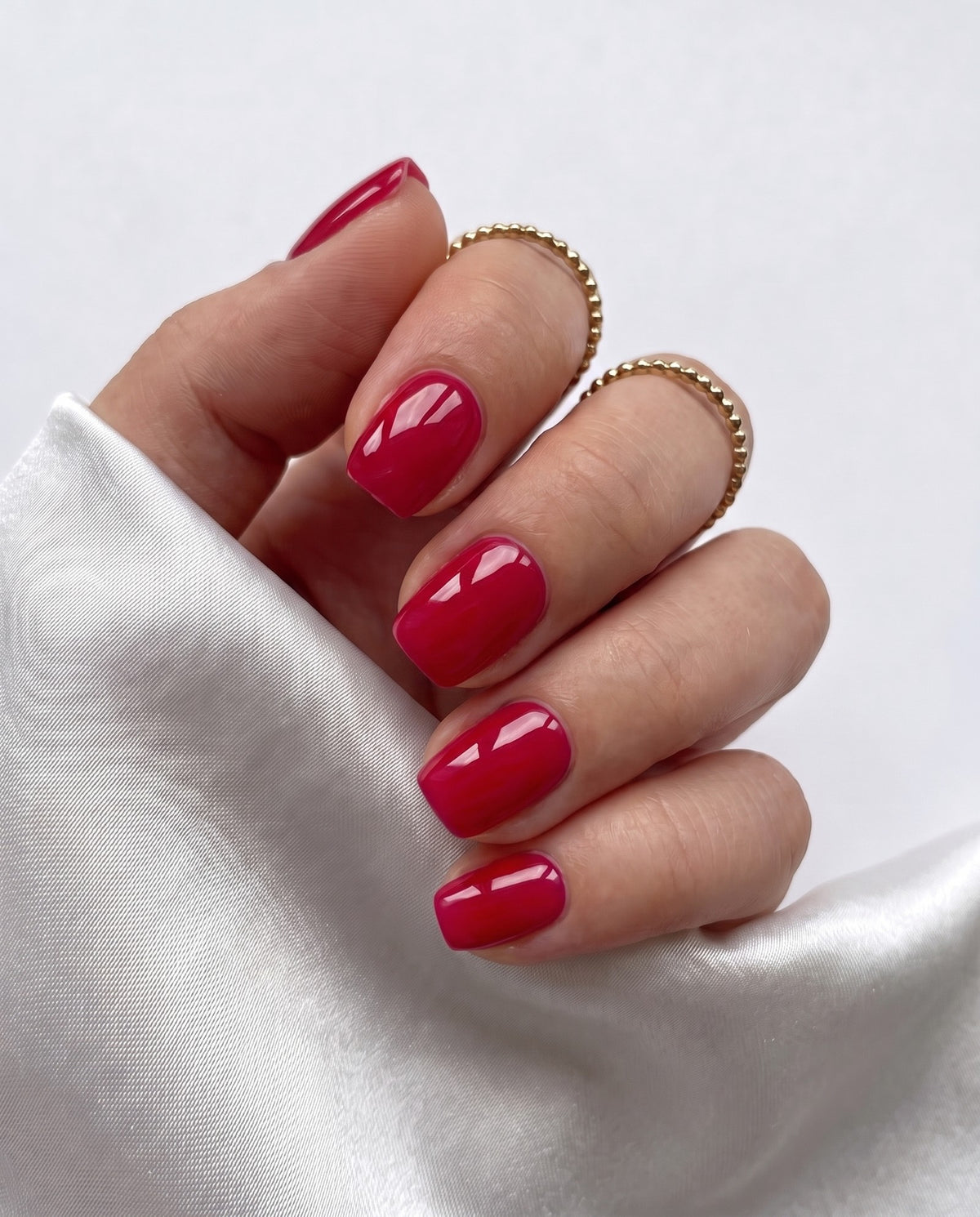 Press-on nails Cherry Bomb, gros plan main