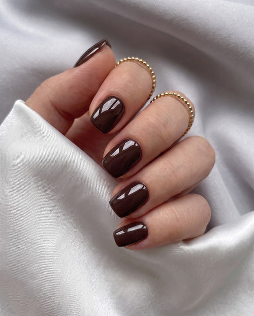 Press-on nails Browny, gros plan main