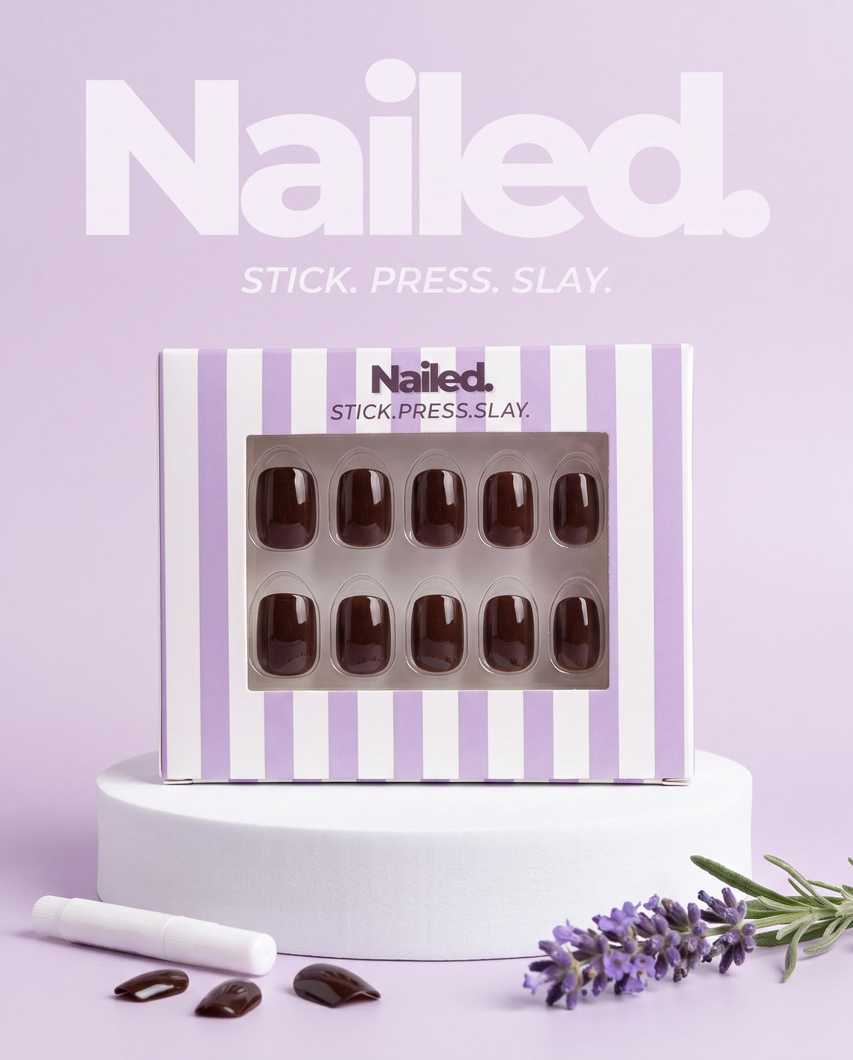 Boîte Nailed. Browny sur socle