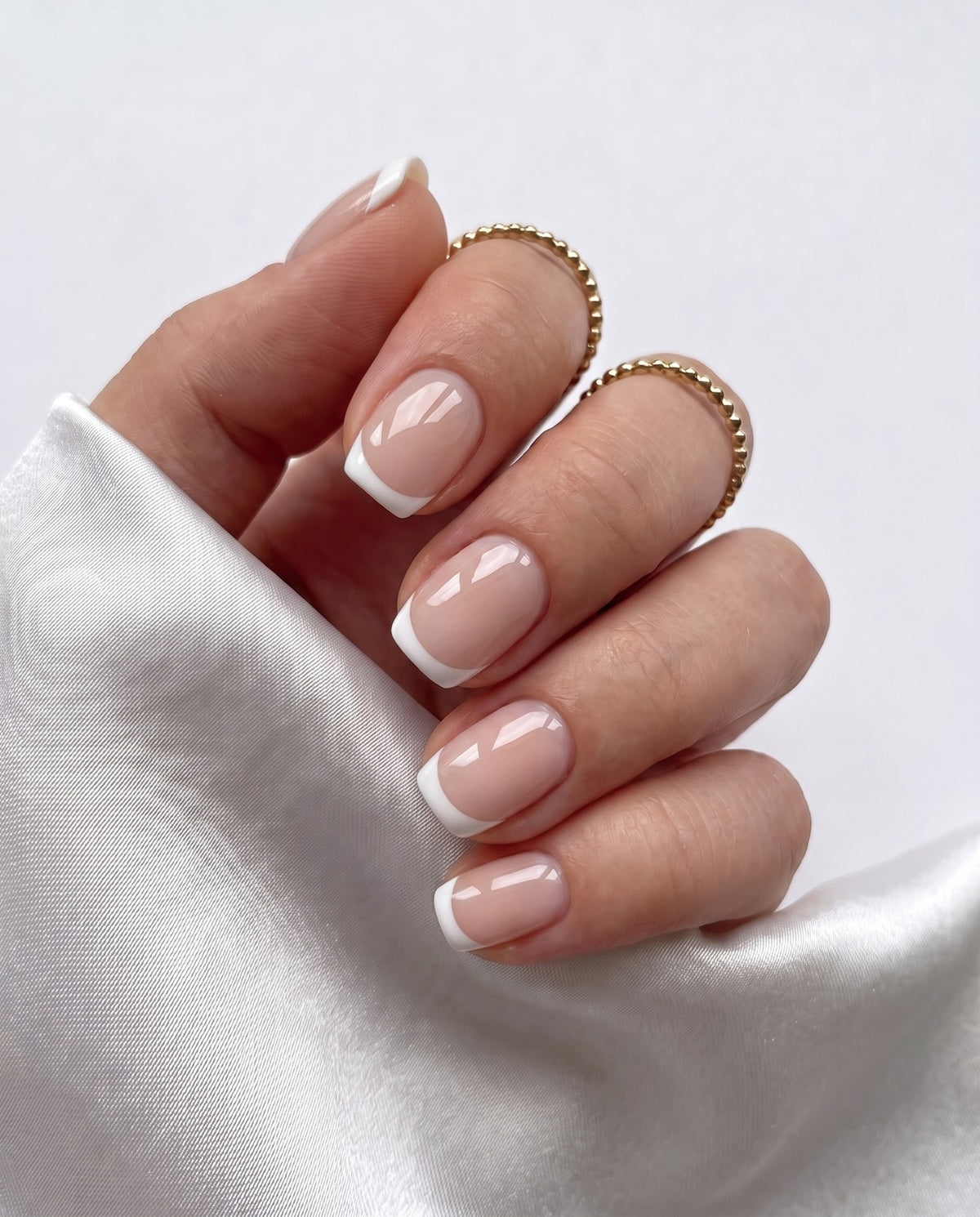 Press-on nails French, gros plan main