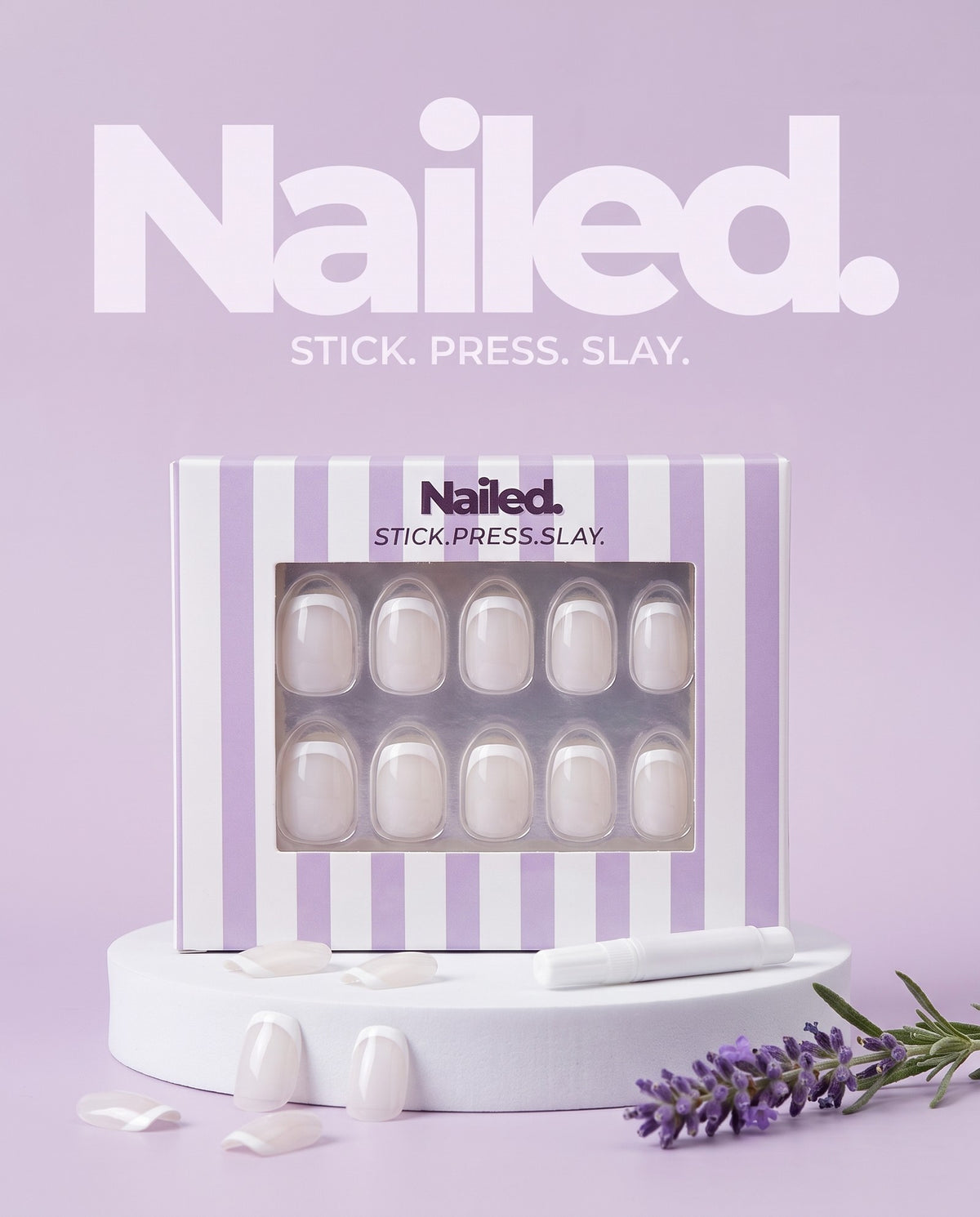 Boîte Nailed. Milky sur socle