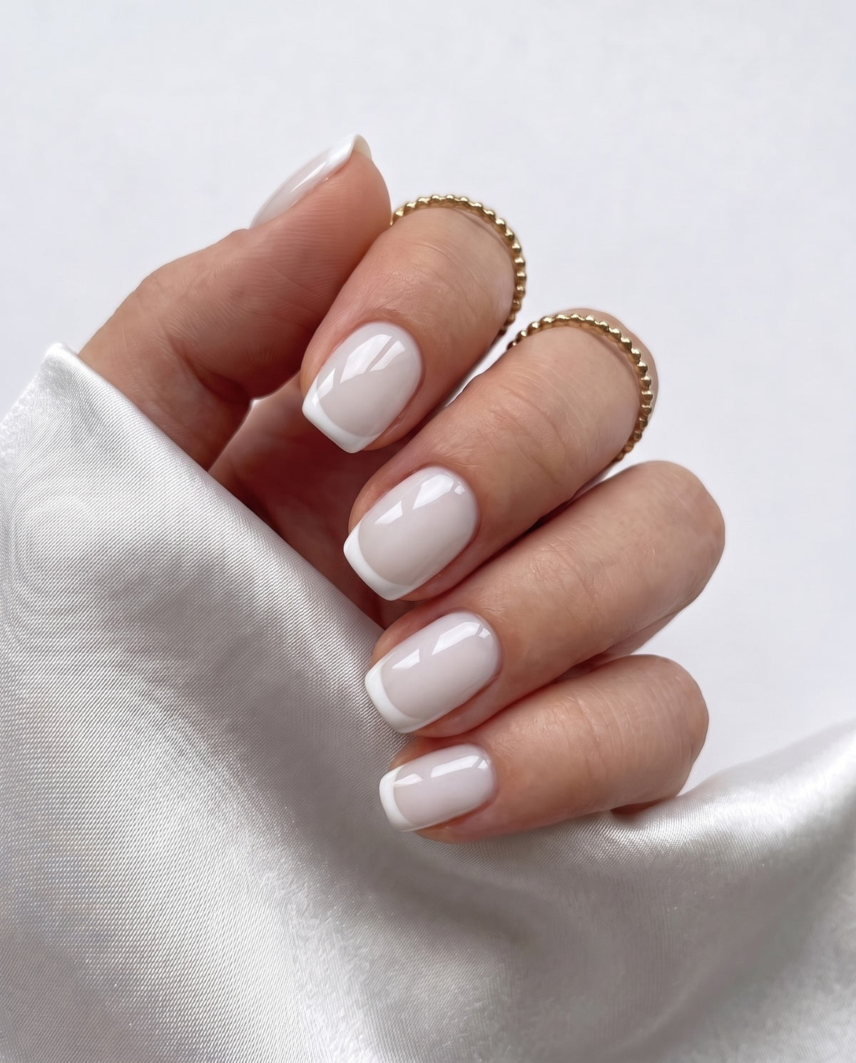 Press-on nails Milky, gros plan main