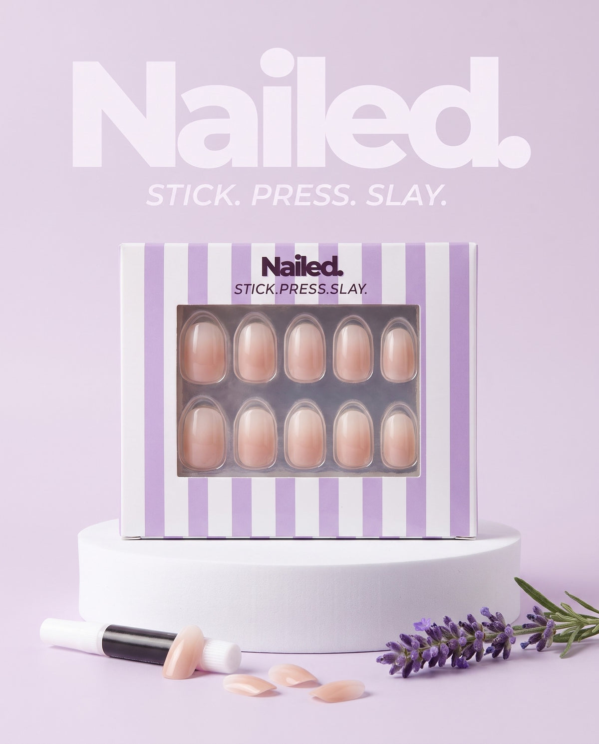 Boîte Nailed. Nude sur socle