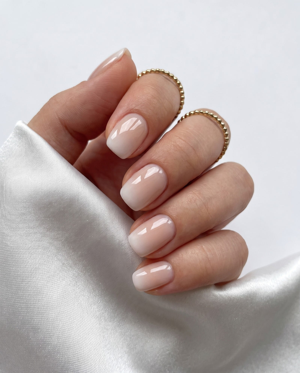 Press-on nails Nude, gros plan main