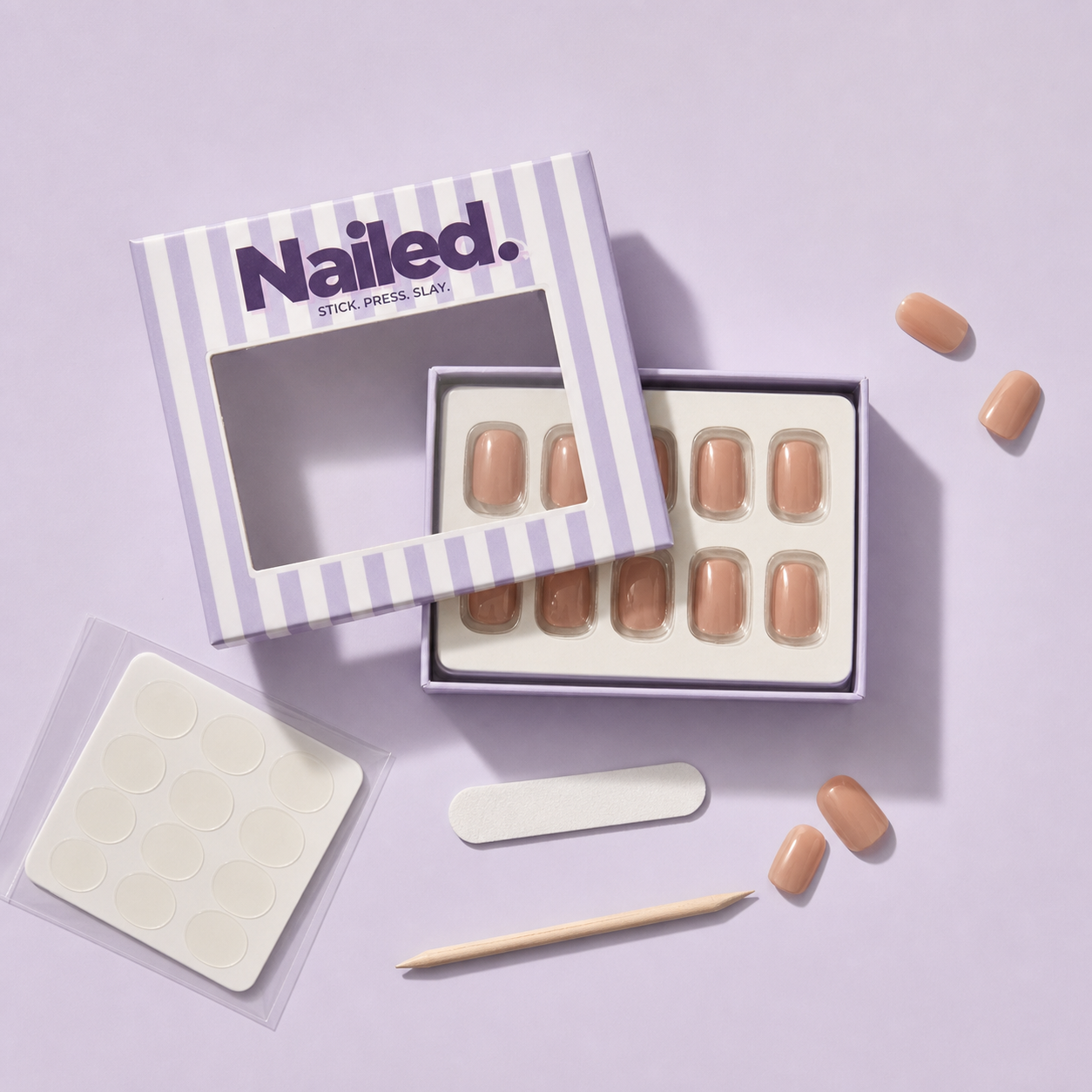 Contenu du kit Nailed. — boîte, capsules, autocollants, lime, repousse-cuticules